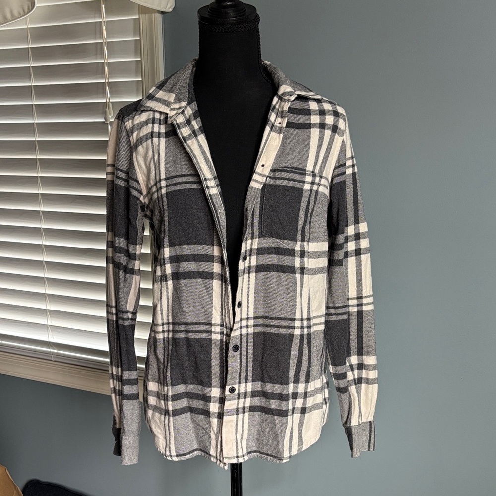 G.H. Bass & Co. Women's Gray Button Down Shirt